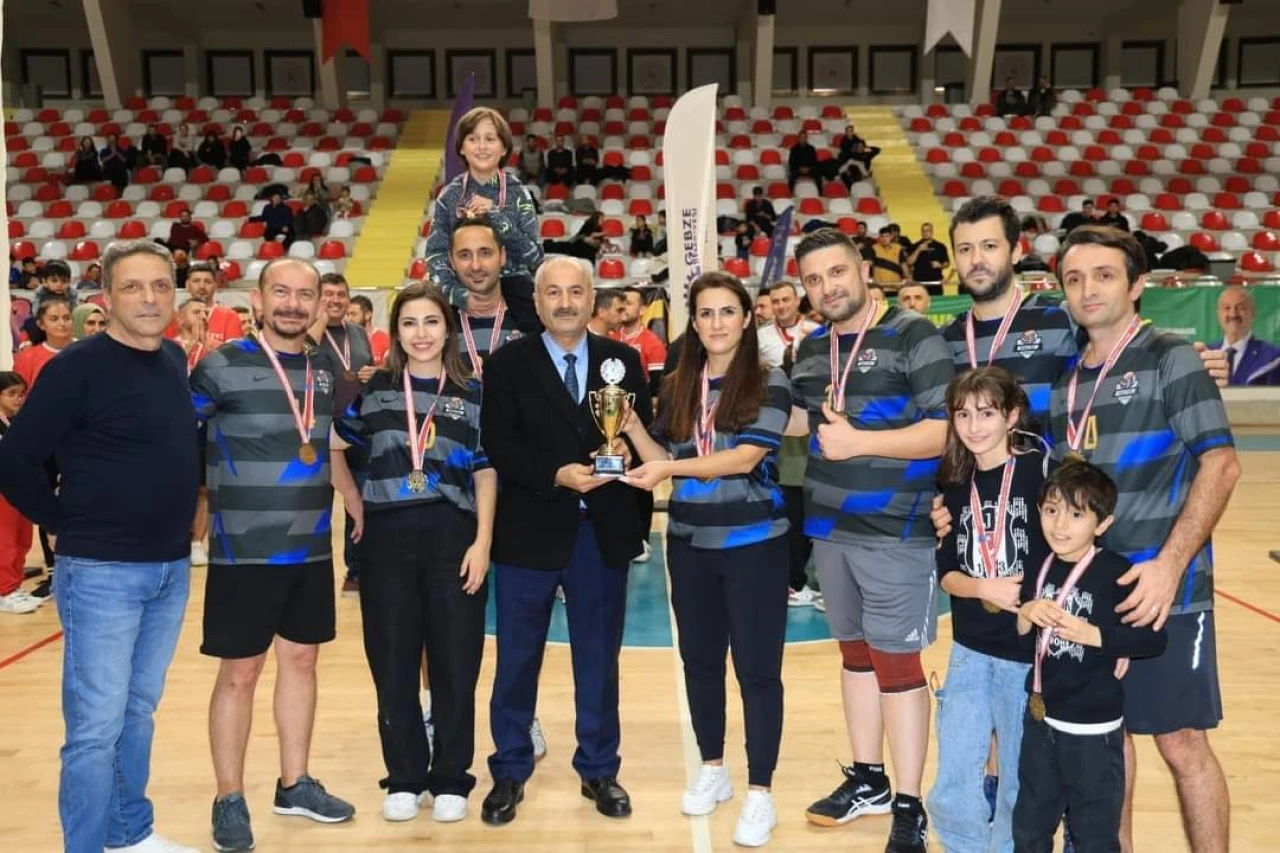 Gebze Öğretmenler Günü Voleybol Turnuvası’nda şampiyon Gebze Koç Ortaokulu!